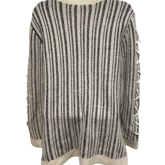 ROCK & REPUBLIC Women’s Striped Long Sleeve Sweater Size Medium - Picture 9 of 15